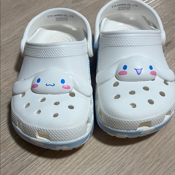 CROCS Cinnamoroll White Kids Clogs - Picture 7 of 9